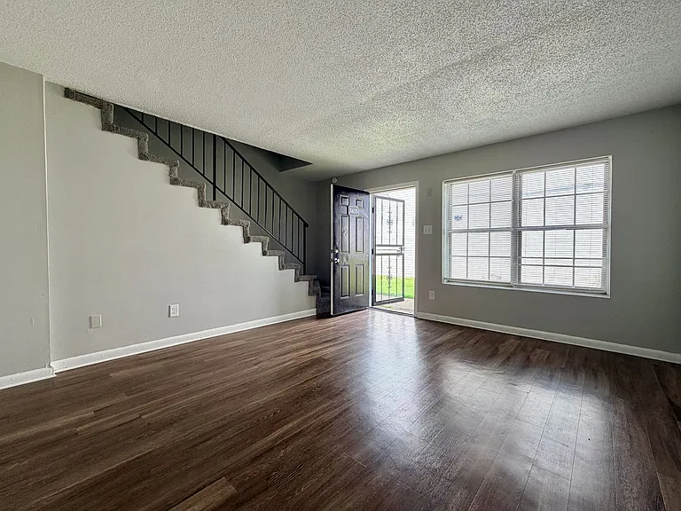670 Hobbs Dr — Photo 3