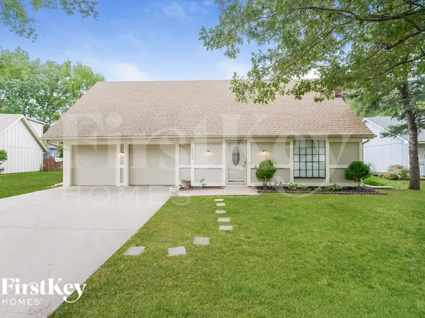 14128 S Summertree Ln, Olathe, KS 66062