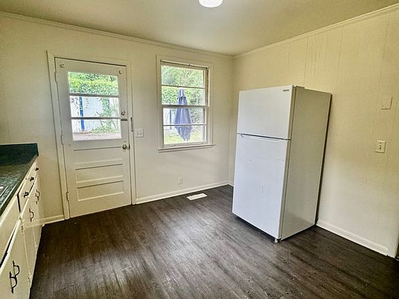 3rd image of 916 Virginia Ave