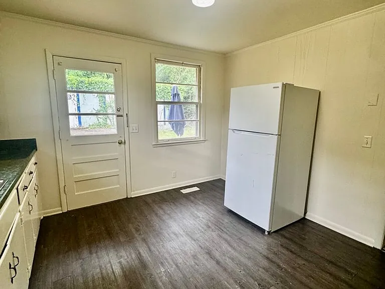916 Virginia Ave — Photo 3