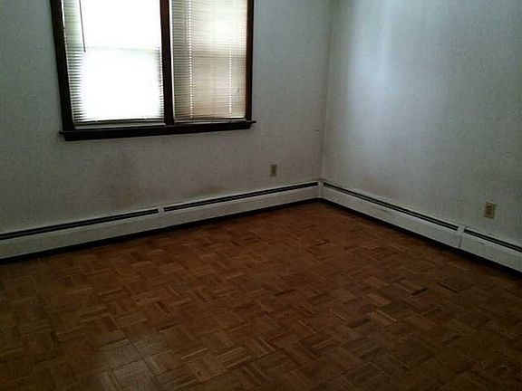 4th image of 27 Whipple Ct