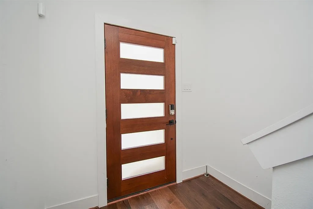3 bed, 3.5 bath, 2145 sqft, $2,995 — Photo 2