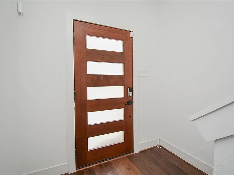 2620 McIlhenny St — Photo 2