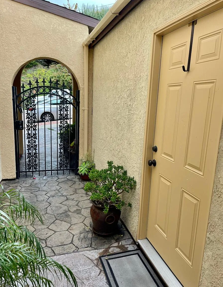 Studio, 240 sqft, $1,995 — Photo 2