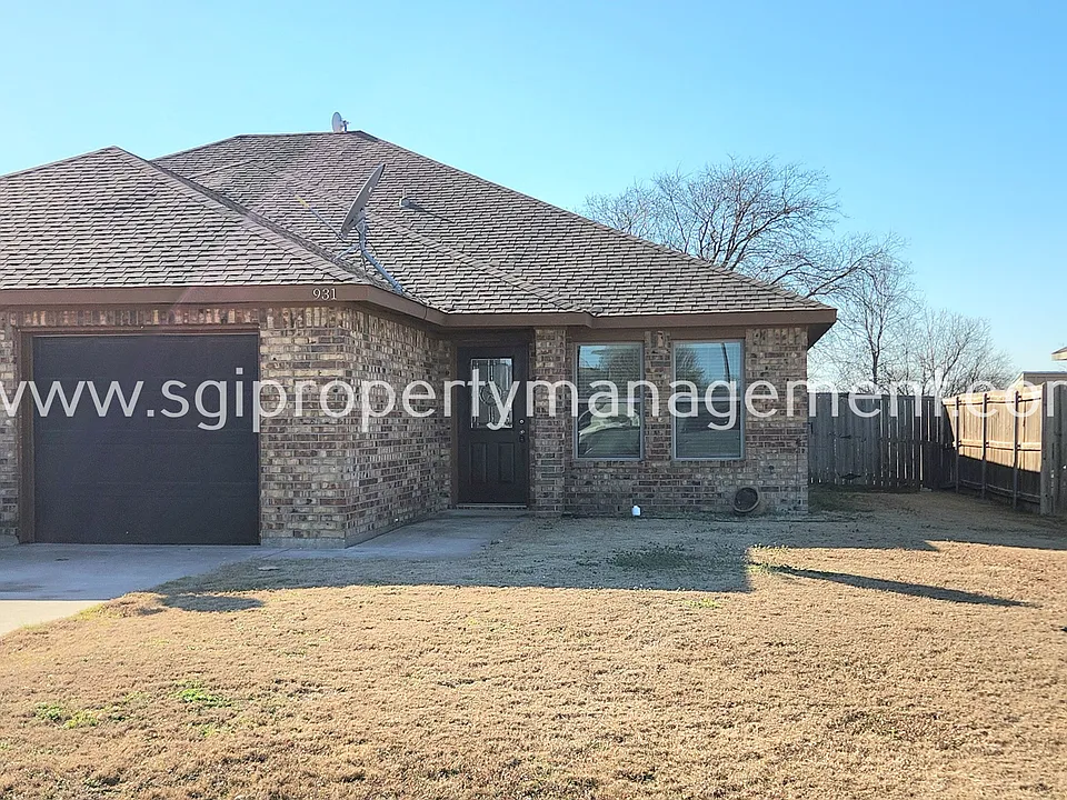 931 Robineta Ln