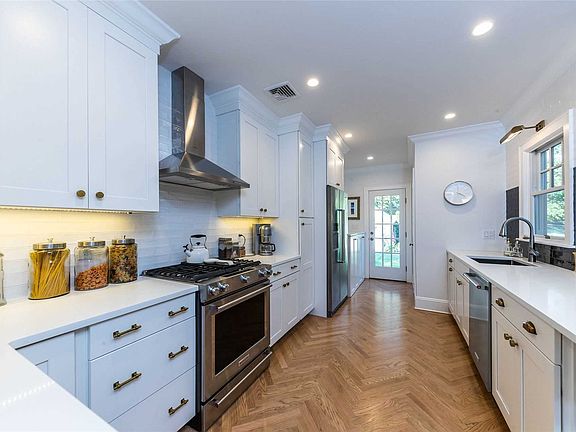 4th image of 197 Lakeview Ave