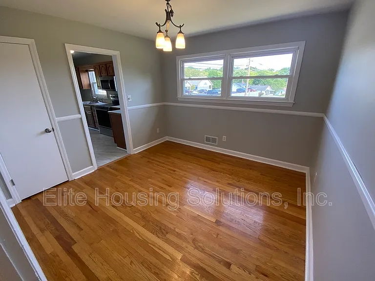 890 N 10th St — Photo 9