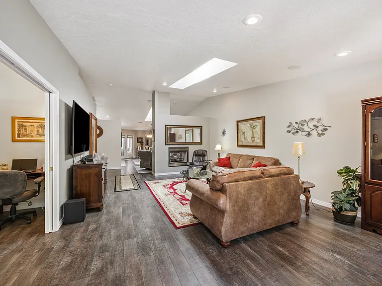 5932 W Ashville Ln — Photo 2