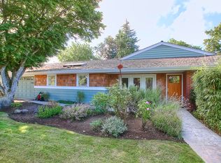 9425 NE 16th St, Clyde Hill, WA 98004