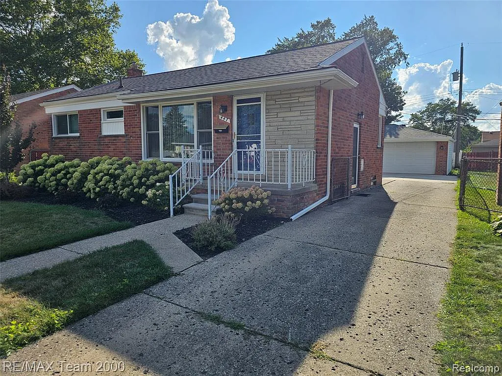 3 bed, 2.0 bath, 1700 sqft, $1,950 — Photo 2