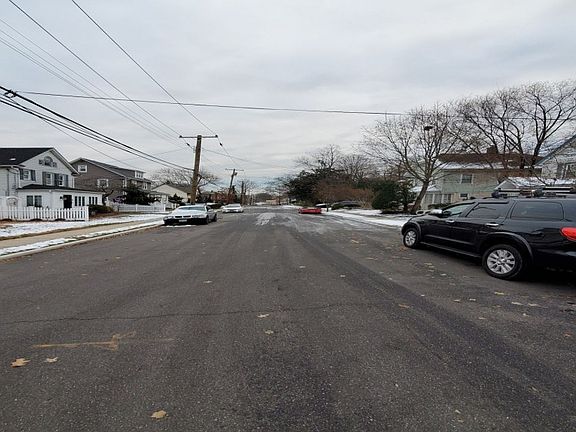 5th image of 206 Lewis Ave