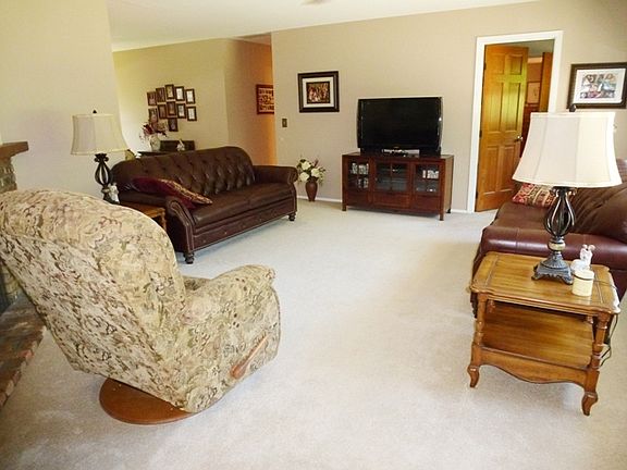 3rd image of 137 Circle Dr W