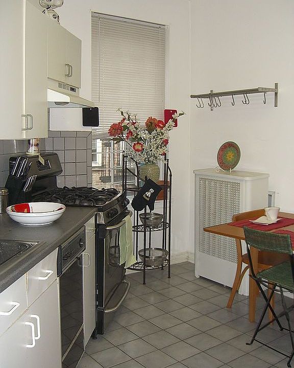 Stainless eat-in kitchen