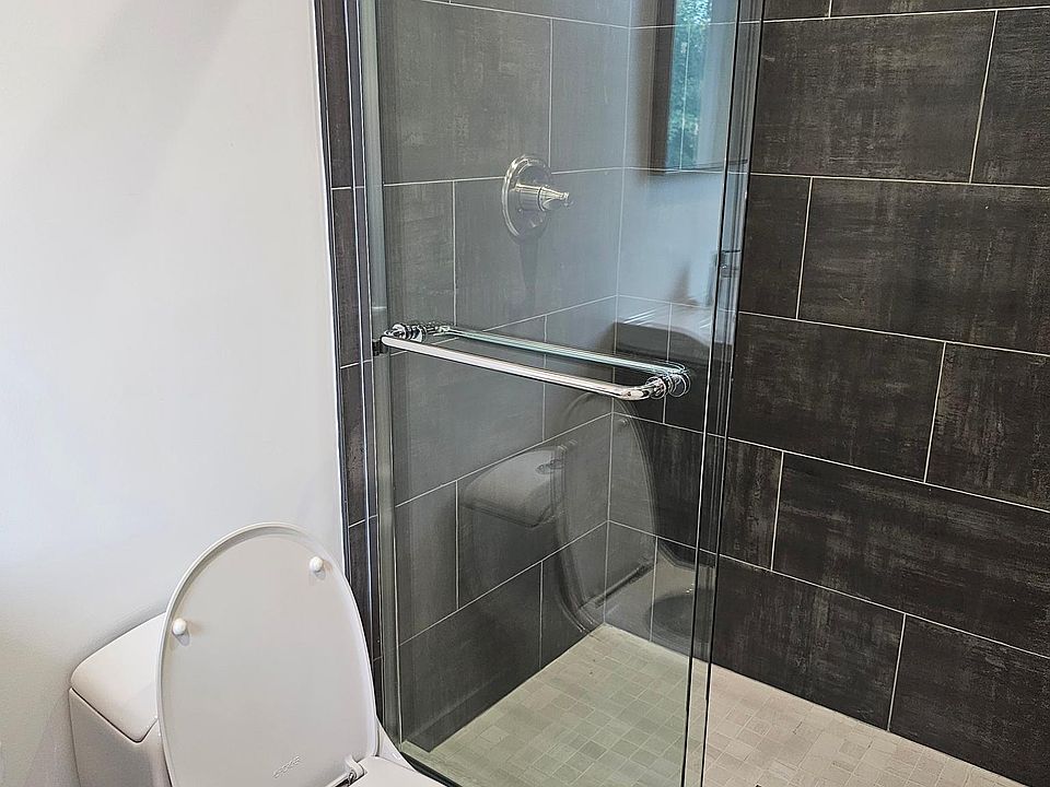 2nd image of 211 Wardwell St #3