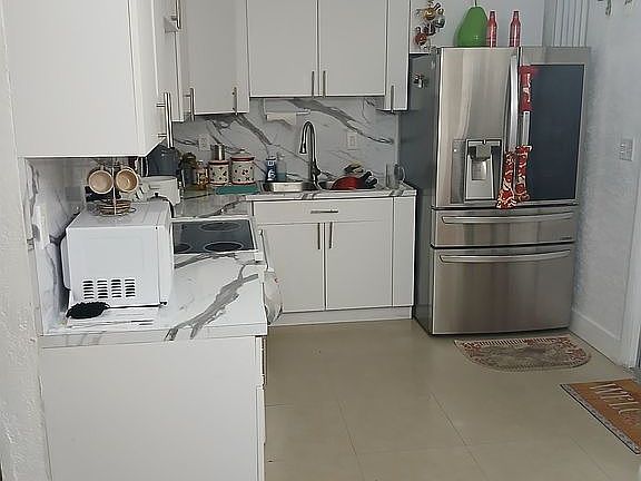 3rd image of 860 SE 7th Ave