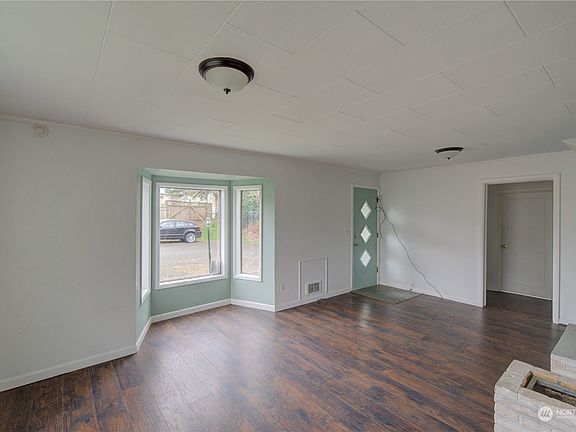 4th image of 412 Fir Street NE