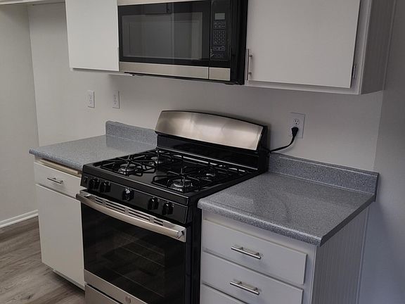 3rd image of 13131 Moorpark St #316