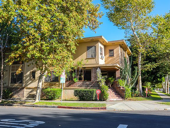 3rd image of 226 S Sycamore Ave #1