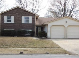 1015 Mayfield Ln, Hoffman Estates, IL 60169