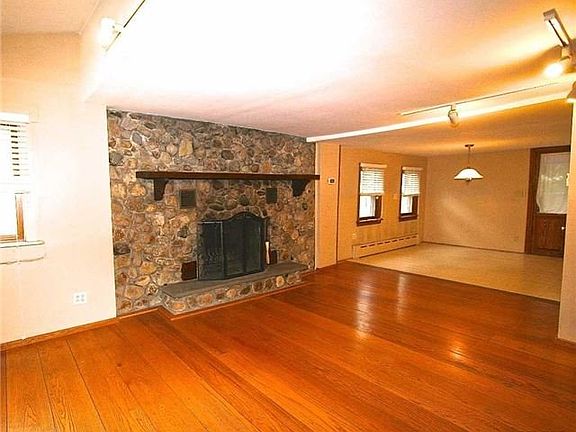 3rd image of 3 Crooker Pl