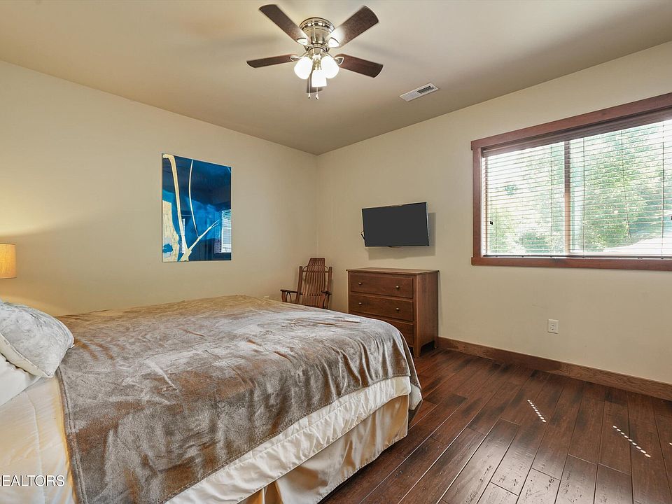 25th image of 430 Sugar Cove Way