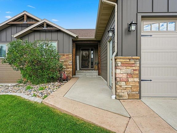 2nd image of 725 Maple Dr