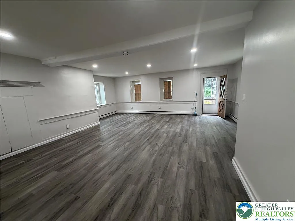 3 bed, 1.5 bath, 1836 sqft, $1,950 — Photo 3