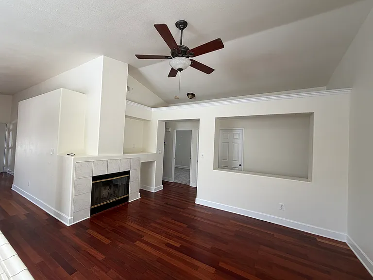8319 Hemlock Ct — Photo 6