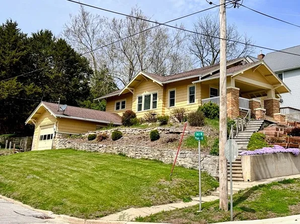 301 Plum St NE, Elkader, IA 52043