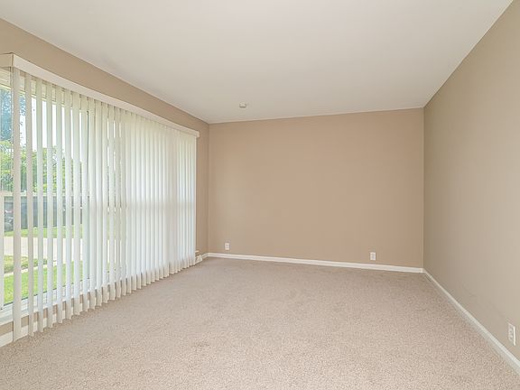 3rd image of 8 Ridgelawn Ct