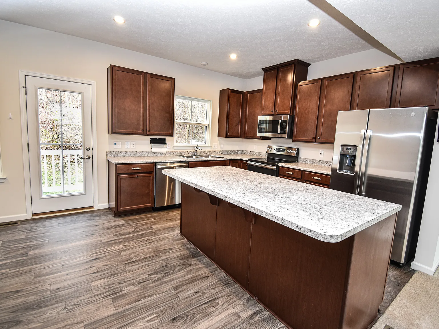 3 bed, 2.5 bath, 1558 sqft, $2,400 — Photo 2