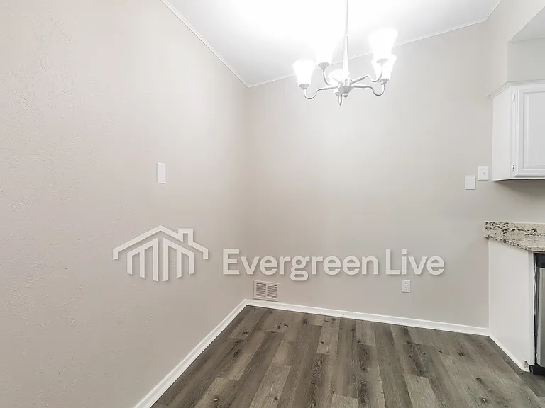 2404 Heathercrest Dr — Photo 6