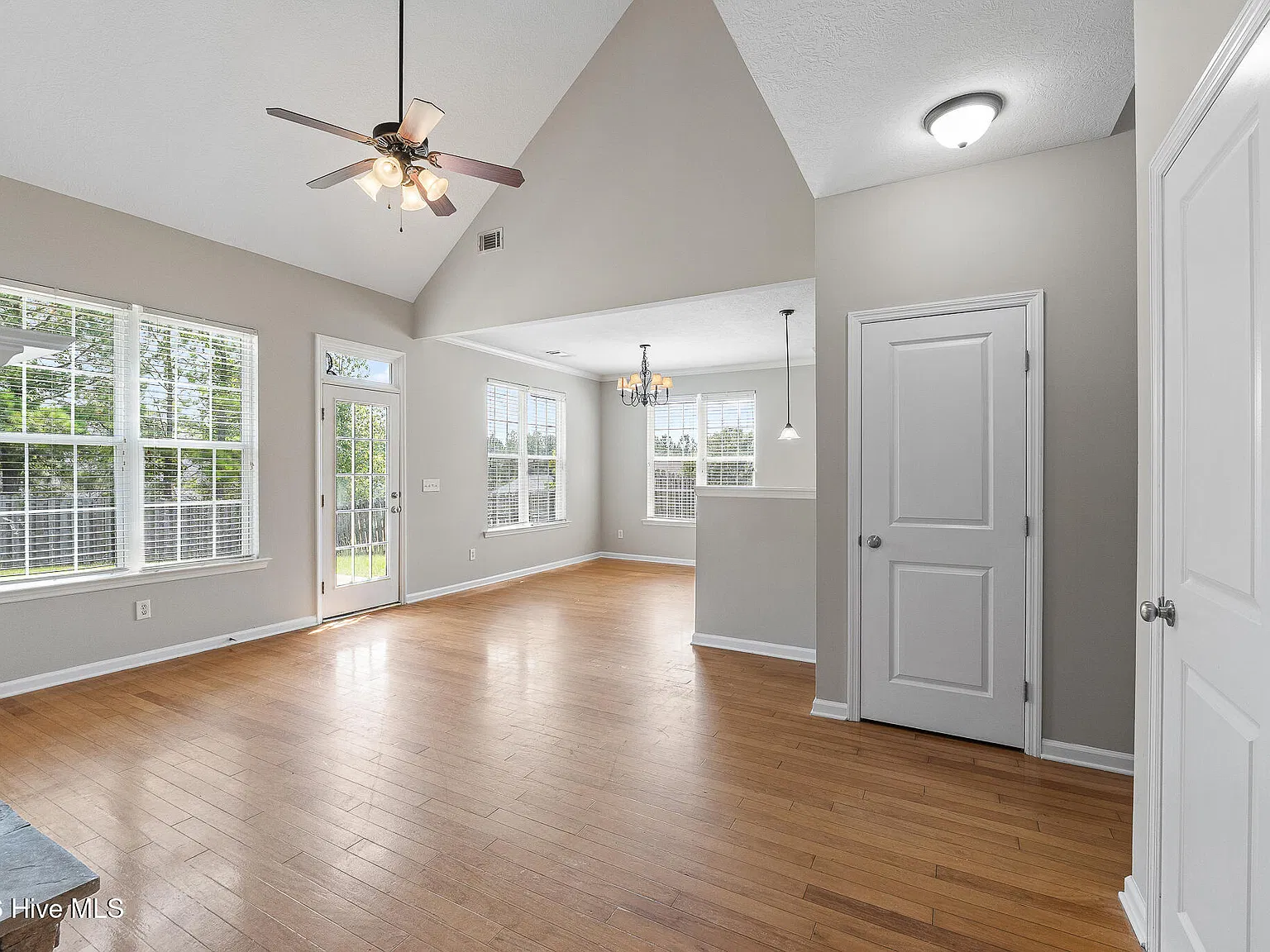 4 bed, 2.5 bath, 2522 sqft, $1,950 — Photo 3