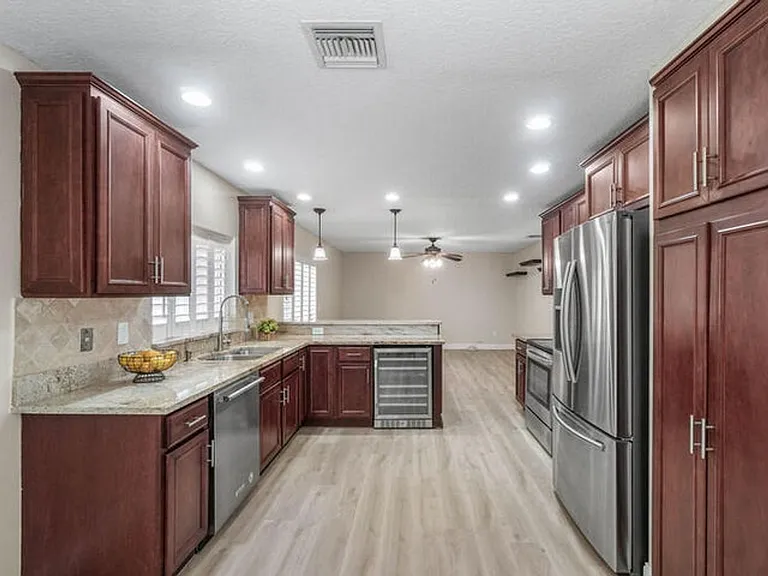 10425 Buena Ventura Dr — Photo 2