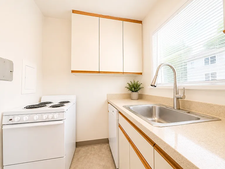 Town Manor Apartments — Photo 8