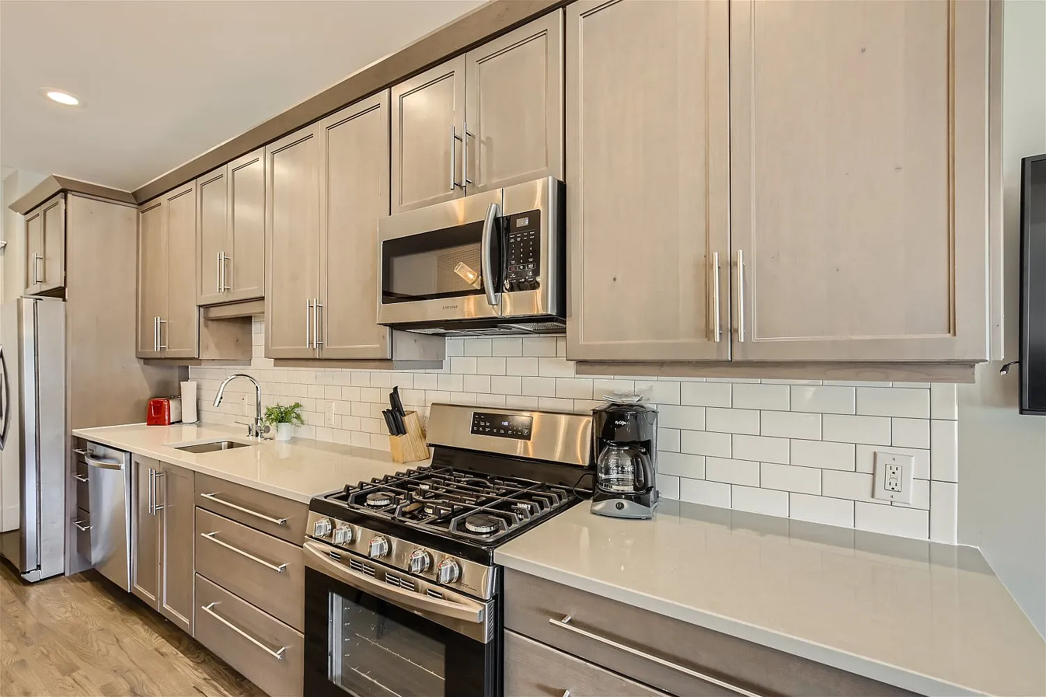 3 bed, 1065 sqft, $4,500 — Photo 2