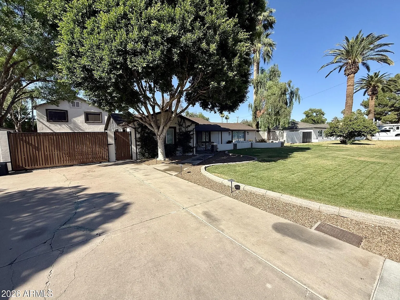 4 bed, 2.0 bath, 2195 sqft, $5,000 — Photo 2