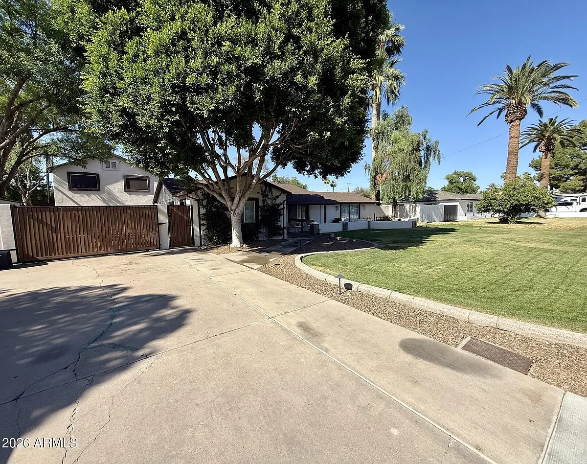 Building Photo - 4028 E Lewis Ave