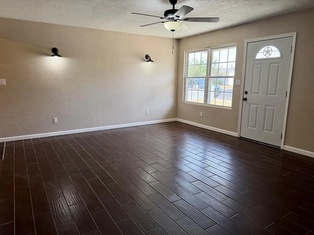 3 bed, 1.0 bath, 1382 sqft, $2,000 — Photo 2