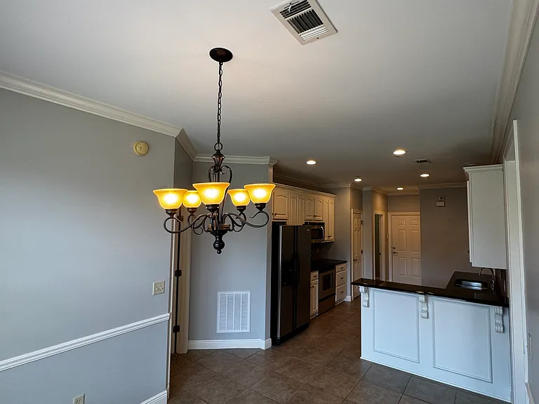 717 Greenbriar Dr — Photo 9