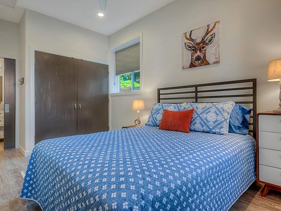 Bedroom- queen bed