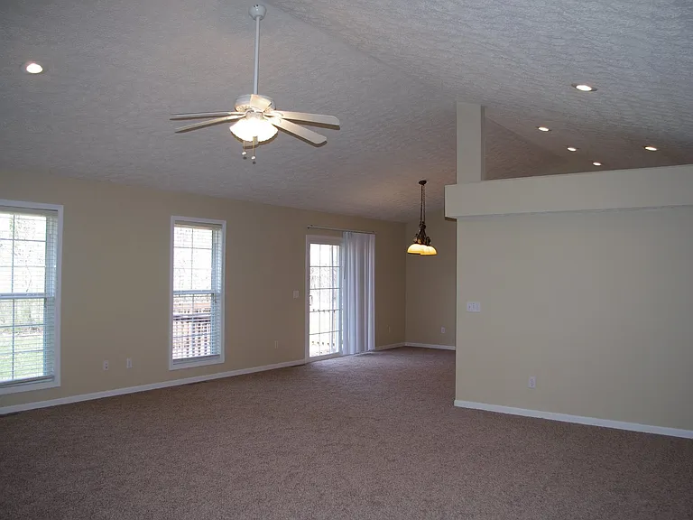905 Hampton Ct — Photo 4