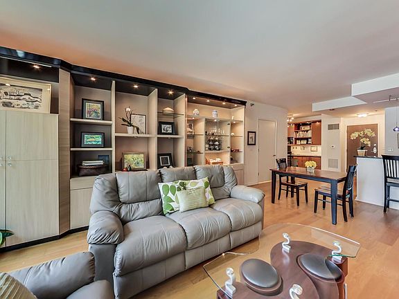5th image of 160 E Illinois St #1005