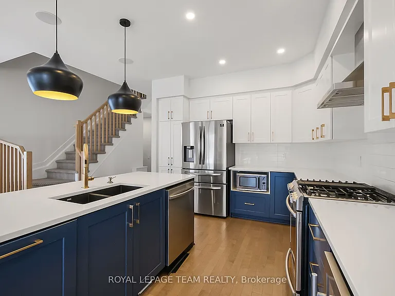 799 Cairn Cres — Photo 29