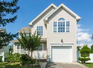 25 Rubar Dr, Parlin, NJ 08859