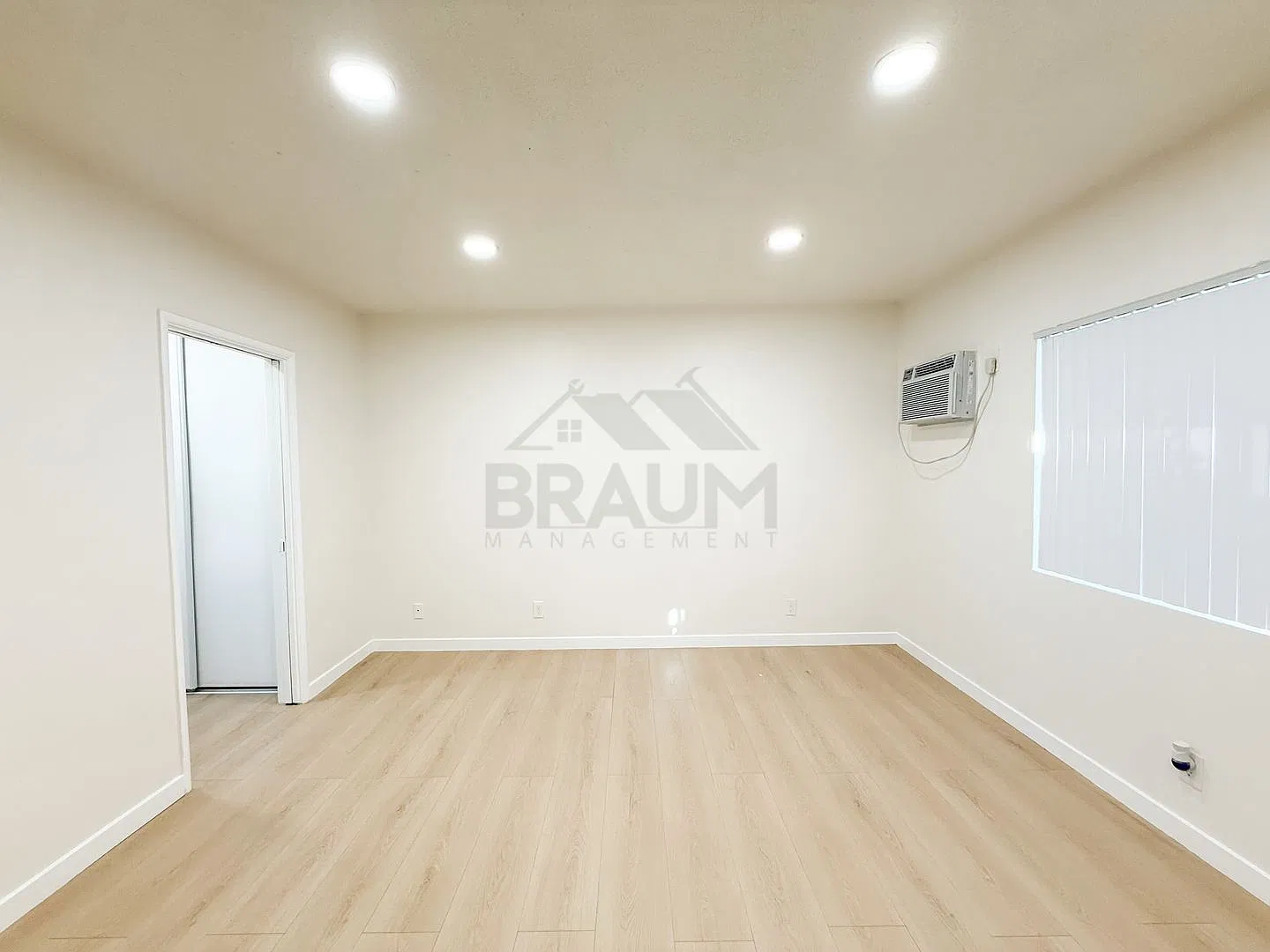 15546 VANOWEN STREET — Photo 3
