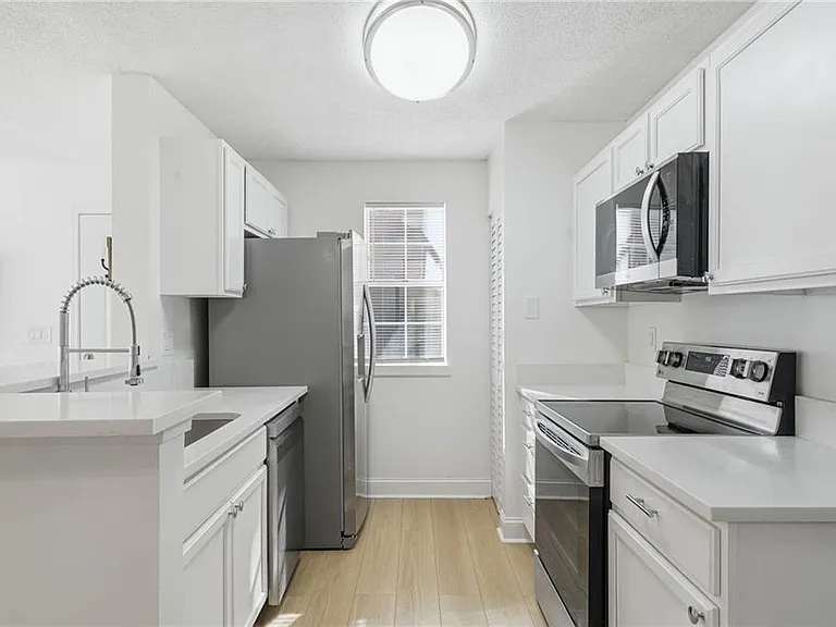 904 Wentworth Ct — Photo 8