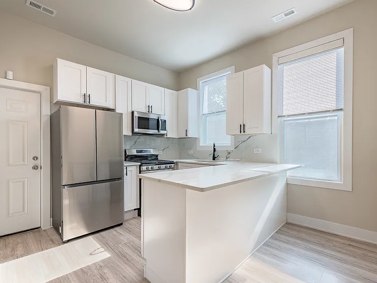 2837 W Lexington St #2R — Photo 2