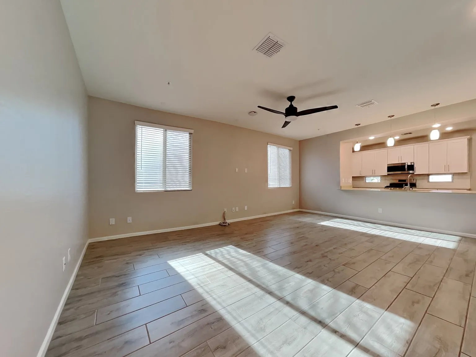 3 bed, 3.0 bath, 2028 sqft, $2,135 — Photo 4