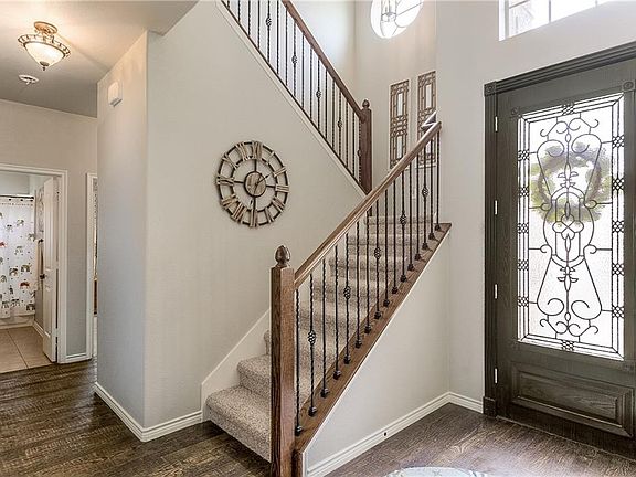 3rd image of 5719 Chateau Dr